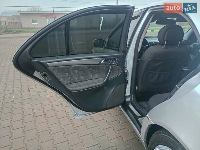 Сірий Мерседес Ц-Клас, об'ємом двигуна 1.8 л та пробігом 350 тис. км за 3999 $, фото 21 на Automoto.ua