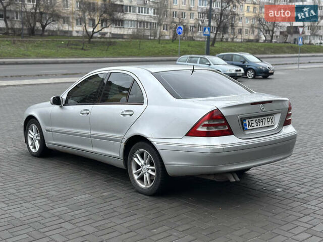 Сірий Мерседес Ц-Клас, об'ємом двигуна 2 л та пробігом 436 тис. км за 4499 $, фото 4 на Automoto.ua