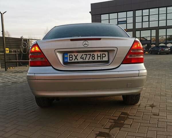 Сірий Мерседес Ц-Клас, об'ємом двигуна 2 л та пробігом 340 тис. км за 3700 $, фото 4 на Automoto.ua