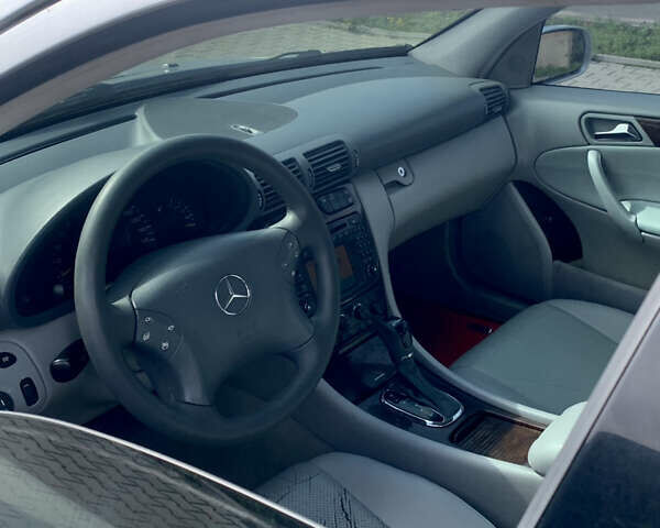 Серый Мерседес Ц-Класс, объемом двигателя 2 л и пробегом 303 тыс. км за 4300 $, фото 6 на Automoto.ua