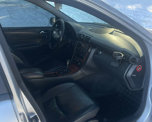 Сірий Мерседес Ц-Клас, об'ємом двигуна 2 л та пробігом 335 тис. км за 3700 $, фото 3 на Automoto.ua