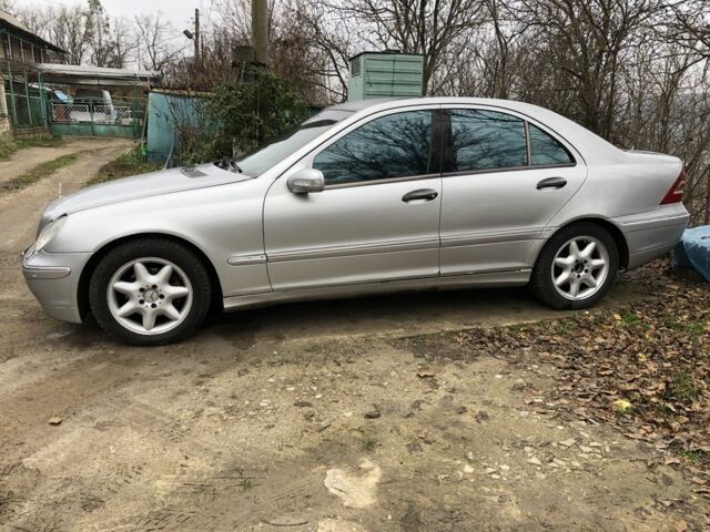 Сірий Мерседес Ц-Клас, об'ємом двигуна 2 л та пробігом 405 тис. км за 3999 $, фото 1 на Automoto.ua