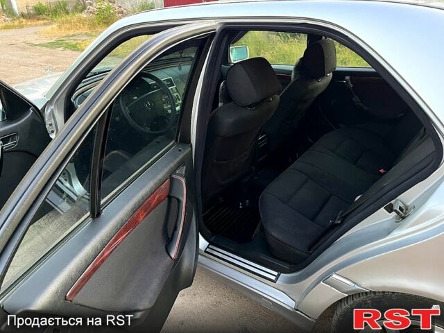 Сірий Мерседес Ц-Клас, об'ємом двигуна 2 л та пробігом 250 тис. км за 2550 $, фото 11 на Automoto.ua