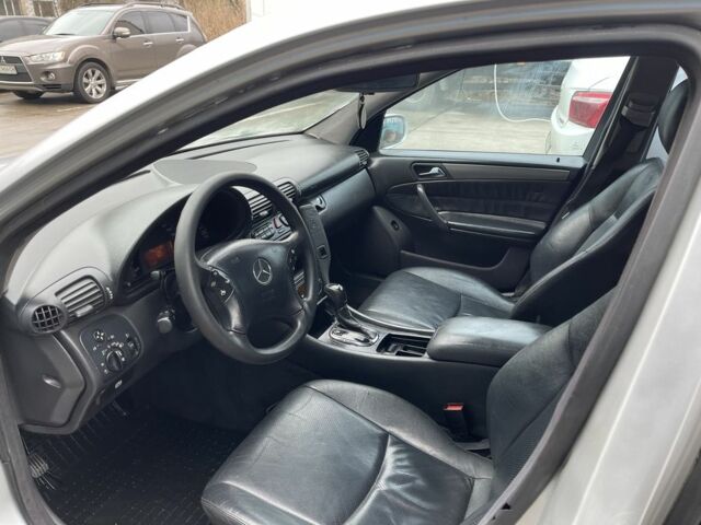 Серый Мерседес Ц-Класс, объемом двигателя 2.1 л и пробегом 300 тыс. км за 3400 $, фото 13 на Automoto.ua