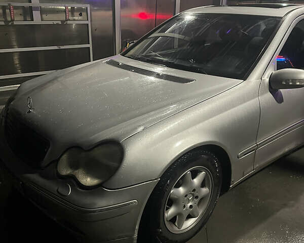 Серый Мерседес Ц-Класс, объемом двигателя 2 л и пробегом 284 тыс. км за 3700 $, фото 4 на Automoto.ua