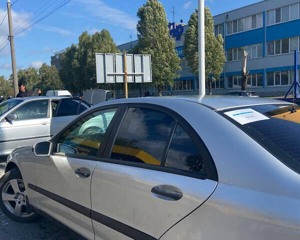 Сірий Мерседес Ц-Клас, об'ємом двигуна 2 л та пробігом 410 тис. км за 4400 $, фото 2 на Automoto.ua