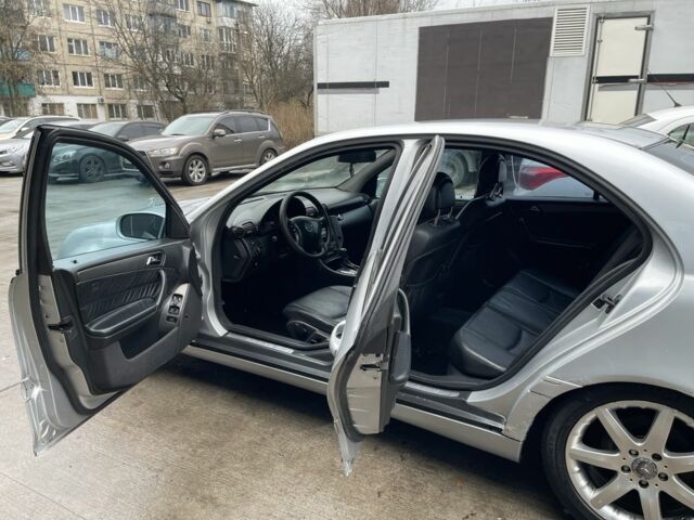 Серый Мерседес Ц-Класс, объемом двигателя 2.1 л и пробегом 300 тыс. км за 3400 $, фото 12 на Automoto.ua