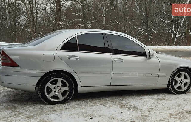 Серый Мерседес Ц-Класс, объемом двигателя 2 л и пробегом 301 тыс. км за 3800 $, фото 3 на Automoto.ua
