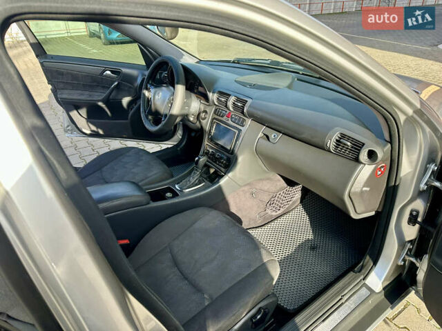 Серый Мерседес Ц-Класс, объемом двигателя 1.8 л и пробегом 250 тыс. км за 3950 $, фото 31 на Automoto.ua