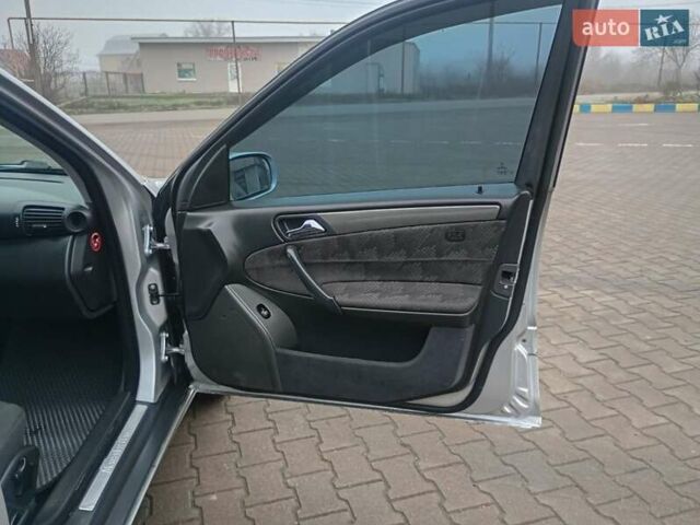 Сірий Мерседес Ц-Клас, об'ємом двигуна 1.8 л та пробігом 350 тис. км за 3999 $, фото 17 на Automoto.ua