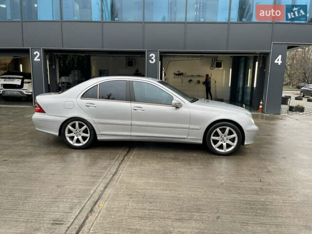 Серый Мерседес Ц-Класс, объемом двигателя 2.15 л и пробегом 300 тыс. км за 3400 $, фото 2 на Automoto.ua