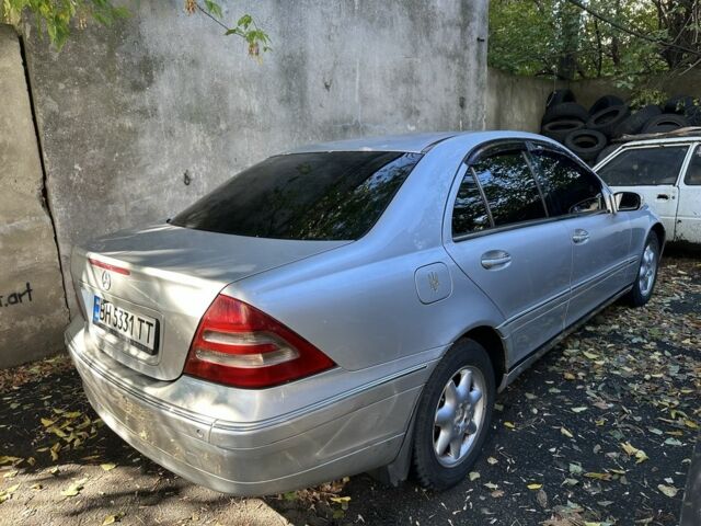 Сірий Мерседес Ц-Клас, об'ємом двигуна 2 л та пробігом 250 тис. км за 2750 $, фото 3 на Automoto.ua