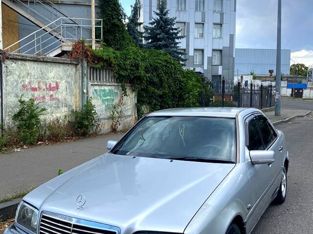 Сірий Мерседес Ц-Клас, об'ємом двигуна 2 л та пробігом 250 тис. км за 2550 $, фото 2 на Automoto.ua