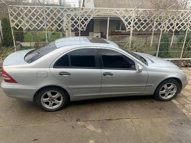 Сірий Мерседес Ц-Клас, об'ємом двигуна 2 л та пробігом 338 тис. км за 4100 $, фото 5 на Automoto.ua