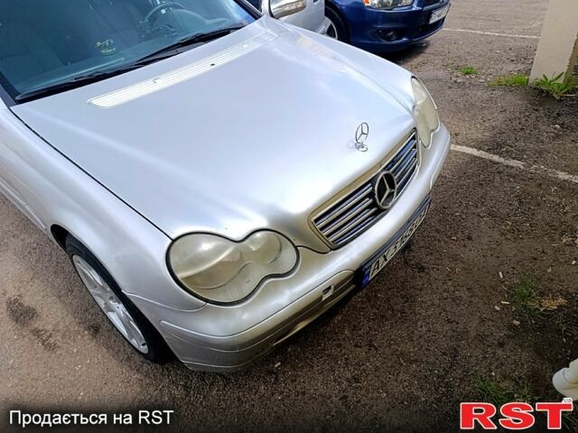 Серый Мерседес Ц-Класс, объемом двигателя 2 л и пробегом 174 тыс. км за 2950 $, фото 4 на Automoto.ua