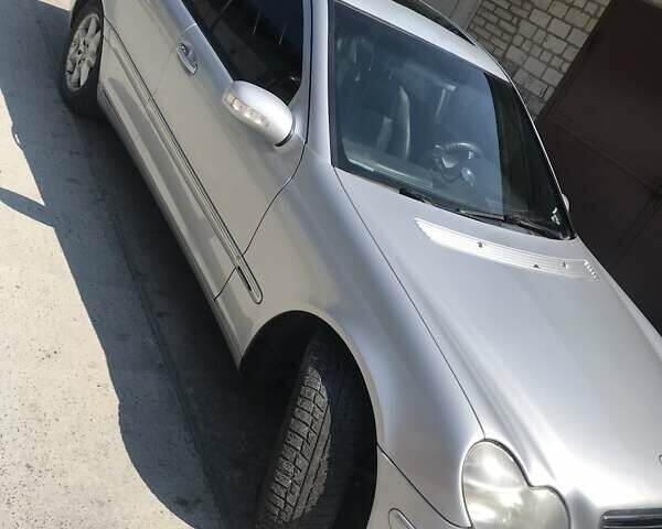 Серый Мерседес Ц-Класс, объемом двигателя 3.2 л и пробегом 280 тыс. км за 4200 $, фото 3 на Automoto.ua