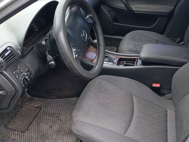 Серый Мерседес Ц-Класс, объемом двигателя 2.7 л и пробегом 360 тыс. км за 3550 $, фото 16 на Automoto.ua