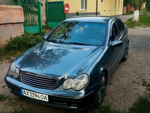 Серый Мерседес Ц-Класс, объемом двигателя 2 л и пробегом 270 тыс. км за 5000 $, фото 1 на Automoto.ua