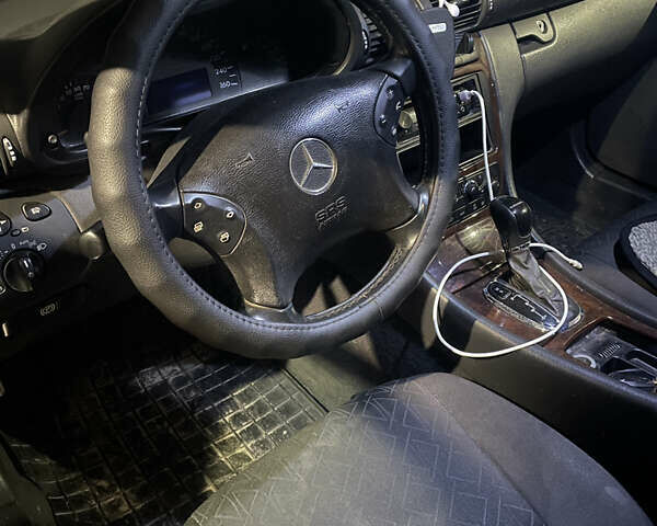 Серый Мерседес Ц-Класс, объемом двигателя 2 л и пробегом 284 тыс. км за 3700 $, фото 7 на Automoto.ua