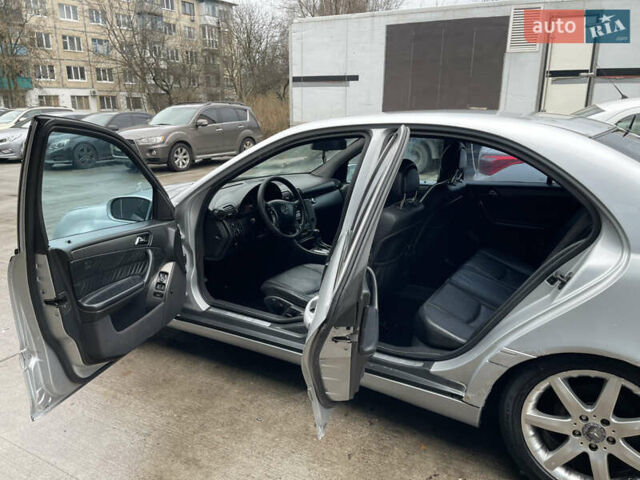 Серый Мерседес Ц-Класс, объемом двигателя 2.15 л и пробегом 300 тыс. км за 3400 $, фото 13 на Automoto.ua