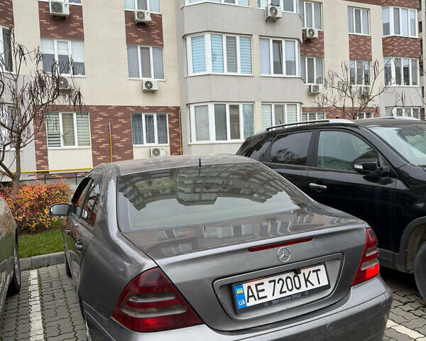 Сірий Мерседес Ц-Клас, об'ємом двигуна 2.2 л та пробігом 500 тис. км за 3900 $, фото 8 на Automoto.ua