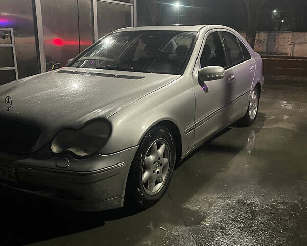 Серый Мерседес Ц-Класс, объемом двигателя 2 л и пробегом 284 тыс. км за 3700 $, фото 1 на Automoto.ua