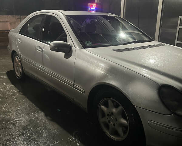 Серый Мерседес Ц-Класс, объемом двигателя 2 л и пробегом 284 тыс. км за 3700 $, фото 2 на Automoto.ua