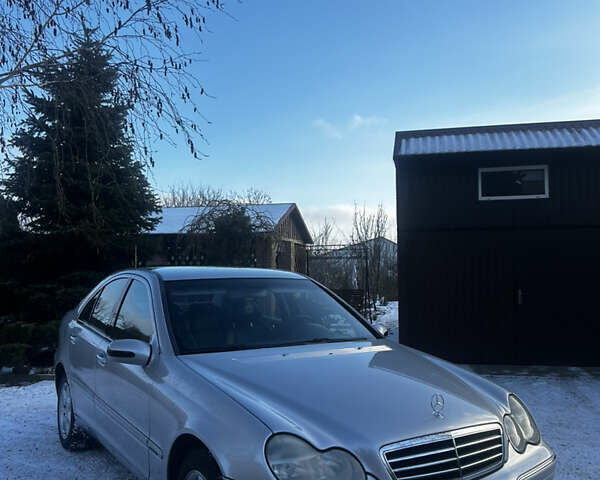 Серый Мерседес Ц-Класс, объемом двигателя 3.2 л и пробегом 269 тыс. км за 4999 $, фото 3 на Automoto.ua