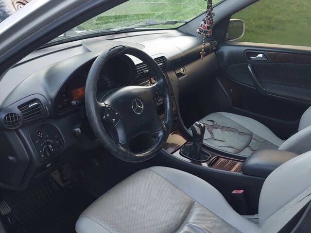 Мерседес Ц-Клас 2000 у Верховине на Automoto.ua Сірий Мерседес Ц-Клас, об'ємом двигуна 2.1 л та пробігом 432 тис. км за 3200 $, фото 6 на Automoto.ua