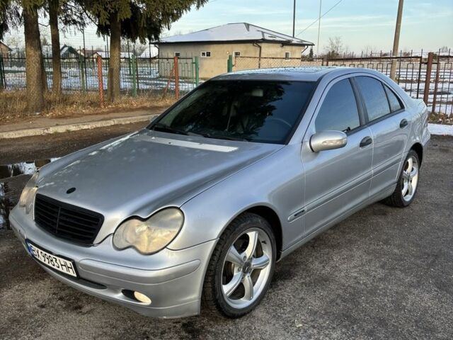 Серый Мерседес Ц-Класс, объемом двигателя 2 л и пробегом 333 тыс. км за 3900 $, фото 1 на Automoto.ua