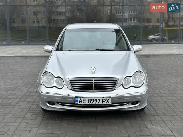 Сірий Мерседес Ц-Клас, об'ємом двигуна 2 л та пробігом 436 тис. км за 4499 $, фото 2 на Automoto.ua