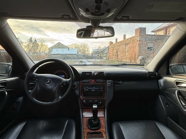 Серый Мерседес Ц-Класс, объемом двигателя 2 л и пробегом 333 тыс. км за 3900 $, фото 4 на Automoto.ua