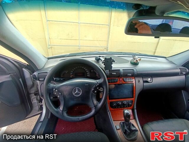 Серый Мерседес Ц-Класс, объемом двигателя 2 л и пробегом 174 тыс. км за 2950 $, фото 7 на Automoto.ua