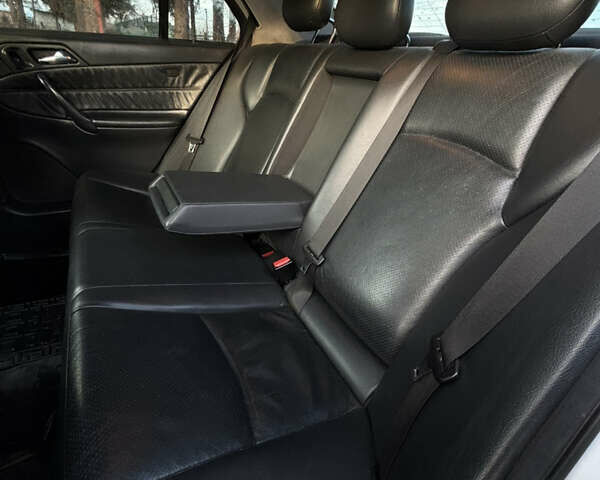 Серый Мерседес Ц-Класс, объемом двигателя 2 л и пробегом 333 тыс. км за 3899 $, фото 4 на Automoto.ua