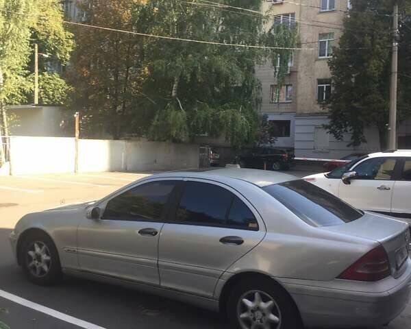 Серый Мерседес Ц-Класс, объемом двигателя 2 л и пробегом 365 тыс. км за 2500 $, фото 1 на Automoto.ua