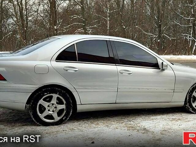 Серый Мерседес Ц-Класс, объемом двигателя 2 л и пробегом 301 тыс. км за 3800 $, фото 3 на Automoto.ua