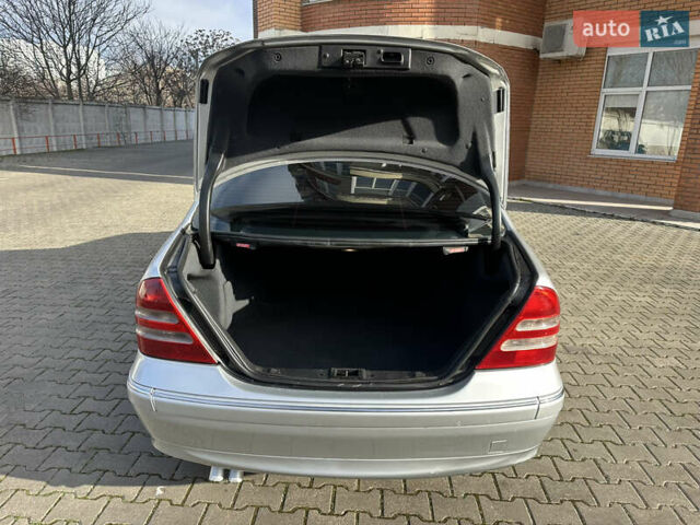 Серый Мерседес Ц-Класс, объемом двигателя 1.8 л и пробегом 250 тыс. км за 3950 $, фото 15 на Automoto.ua