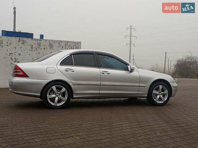 Сірий Мерседес Ц-Клас, об'ємом двигуна 1.8 л та пробігом 350 тис. км за 3999 $, фото 5 на Automoto.ua