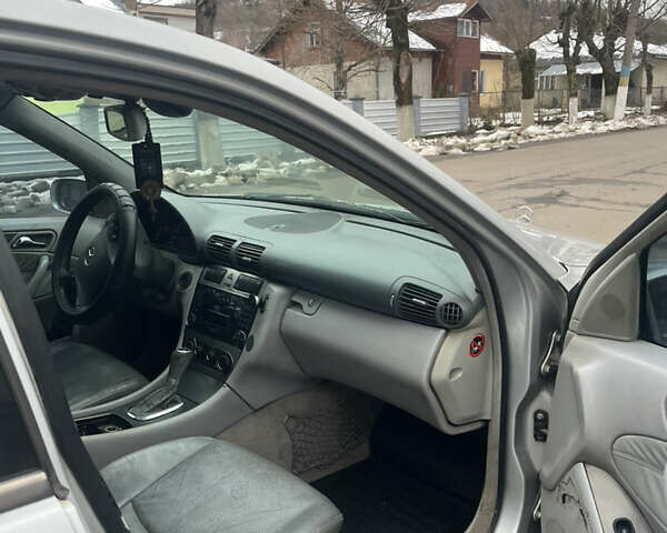 Сірий Мерседес Ц-Клас, об'ємом двигуна 2.2 л та пробігом 300 тис. км за 2700 $, фото 11 на Automoto.ua