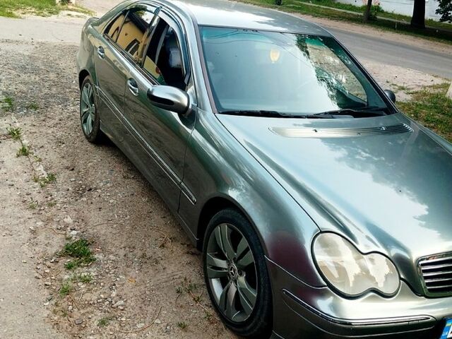 Серый Мерседес Ц-Класс, объемом двигателя 2 л и пробегом 270 тыс. км за 5000 $, фото 2 на Automoto.ua