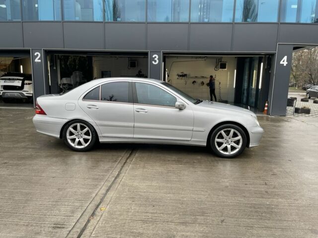 Серый Мерседес Ц-Класс, объемом двигателя 2.1 л и пробегом 300 тыс. км за 3400 $, фото 3 на Automoto.ua