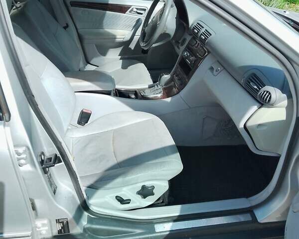 Серый Мерседес Ц-Класс, объемом двигателя 2.7 л и пробегом 163 тыс. км за 3200 $, фото 5 на Automoto.ua