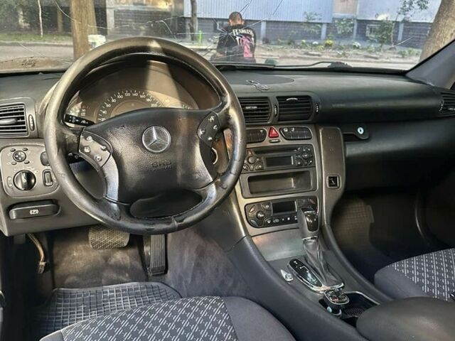 Серый Мерседес Ц-Класс, объемом двигателя 2.1 л и пробегом 424 тыс. км за 4500 $, фото 5 на Automoto.ua