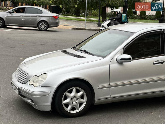 Серый Мерседес Ц-Класс, объемом двигателя 2 л и пробегом 200 тыс. км за 3800 $, фото 3 на Automoto.ua