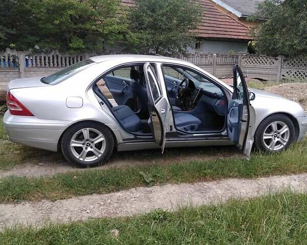 Мерседес Ц-Класс 2001 в Ивано-Франковске на Automoto.ua Серый Мерседес Ц-Класс, объемом двигателя 2 л и пробегом 220 тыс. км за 5500 $, фото 1 на Automoto.ua