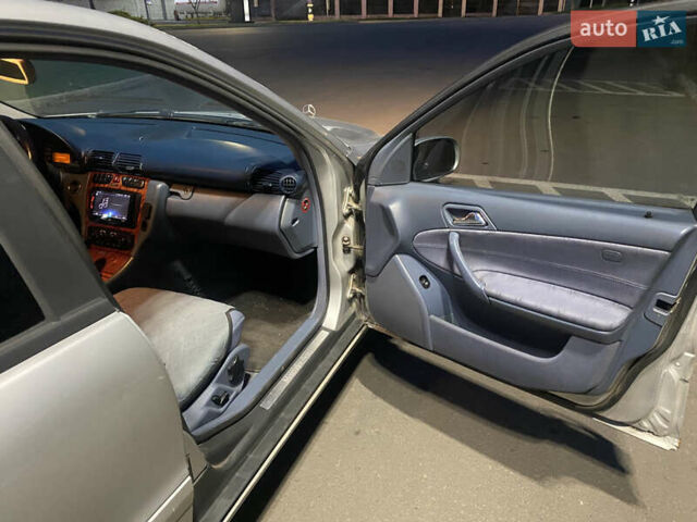 Сірий Мерседес Ц-Клас, об'ємом двигуна 2.15 л та пробігом 397 тис. км за 3300 $, фото 4 на Automoto.ua