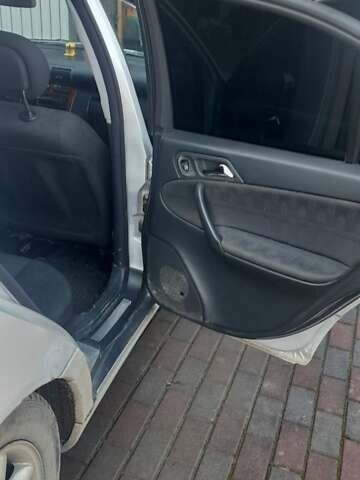 Серый Мерседес Ц-Класс, объемом двигателя 2 л и пробегом 187 тыс. км за 3500 $, фото 9 на Automoto.ua