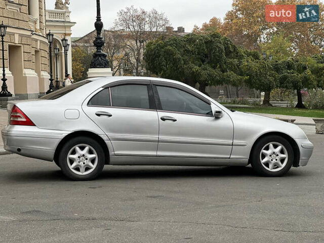 Серый Мерседес Ц-Класс, объемом двигателя 2 л и пробегом 200 тыс. км за 3800 $, фото 6 на Automoto.ua