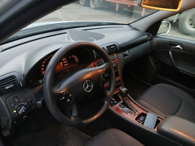 Серый Мерседес Ц-Класс, объемом двигателя 2.1 л и пробегом 315 тыс. км за 3600 $, фото 6 на Automoto.ua