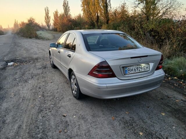 Серый Мерседес Ц-Класс, объемом двигателя 2.1 л и пробегом 315 тыс. км за 3600 $, фото 3 на Automoto.ua
